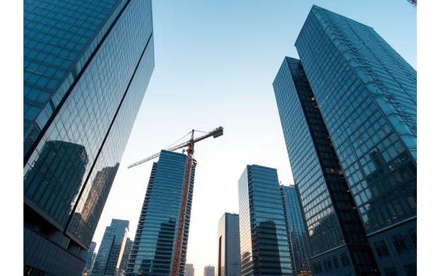 東京の高層ビル群と建設中のクレーン